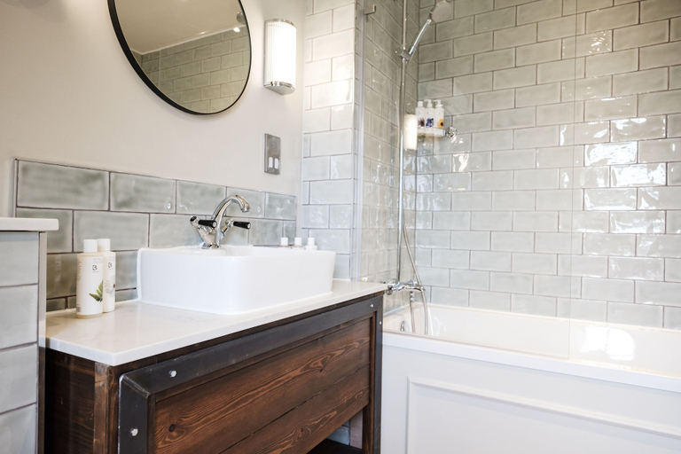 Bathroom 4, The Bear of Burton, Dorset