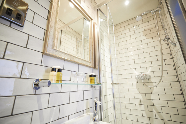 Bathroom 4, Wykeham Arms, Hampshire