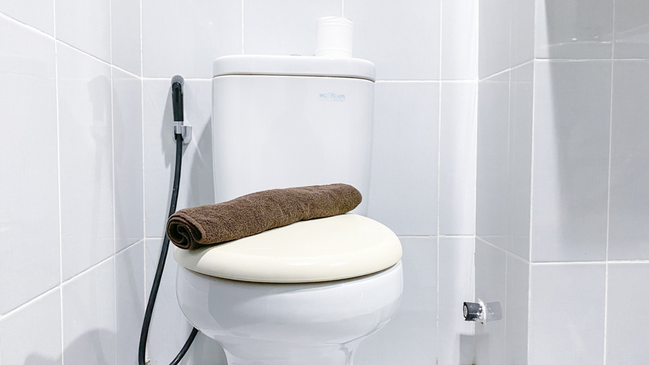 Bathroom 5, Comfort and Enjoy Living Studio Casa de Parco Apartment By Travelio, Tangerang