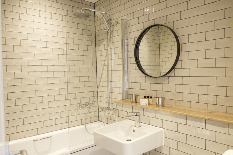 Bathroom 3, The Swan Hotel, Surrey