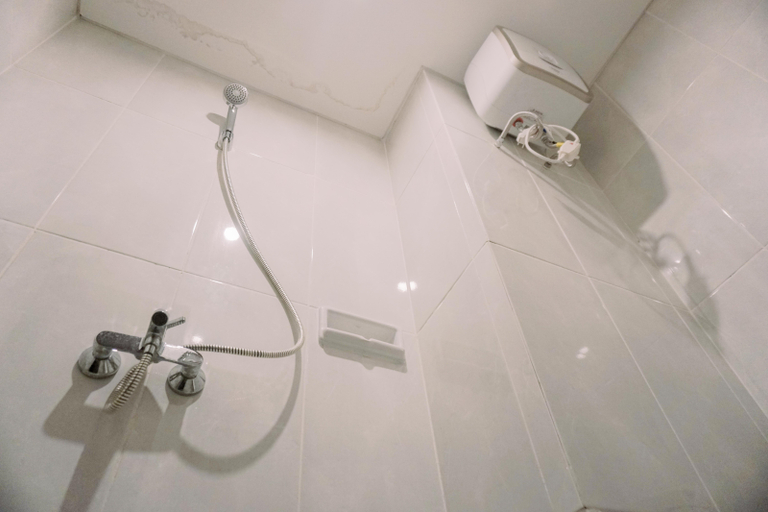 Bathroom 5, Homey and Relaxing Studio Serpong Garden Apartment By Travelio, Tangerang