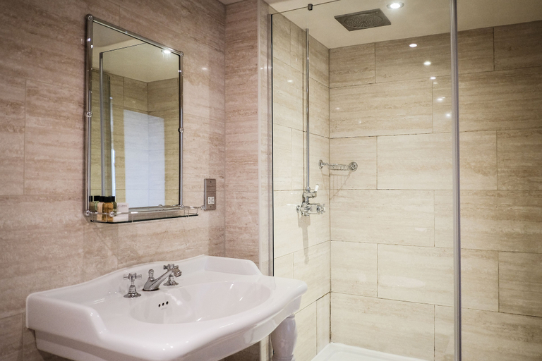 Bathroom 3, The Crown Inn, Hampshire