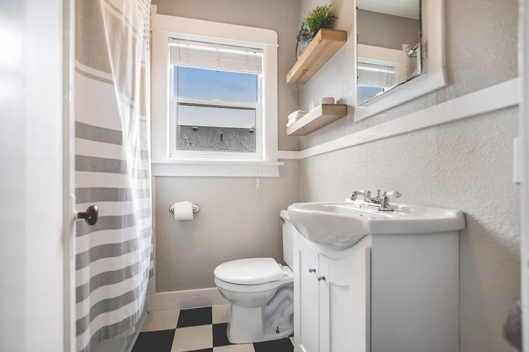 Bathroom 4, Walk to the waterfront The Cozy Cottage, Pierce