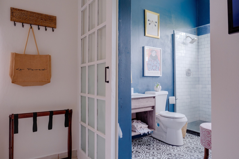 Bathroom 4, Sonsoleá Host