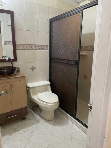 Bathroom 5, Friends Gather Hostal, Medellín
