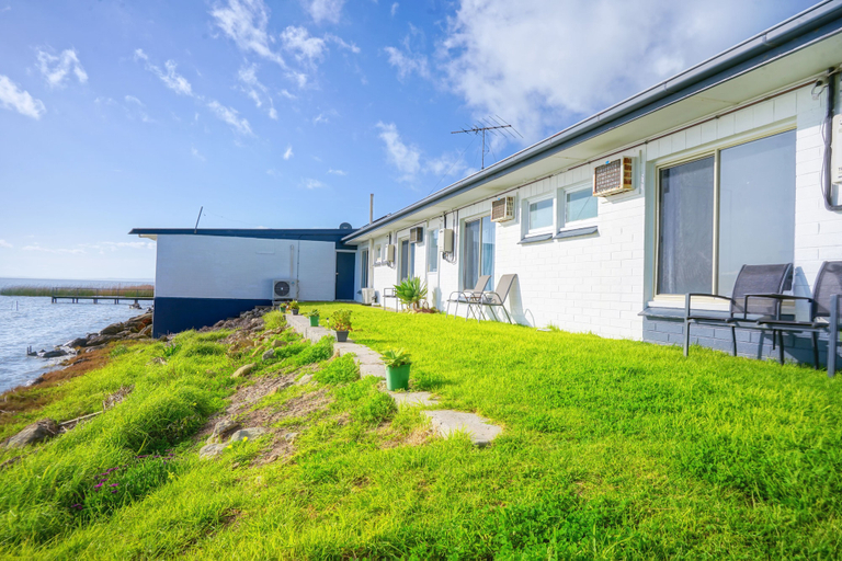 Exterior & Views 2, Meningie's Waterfront Motel, The Coorong