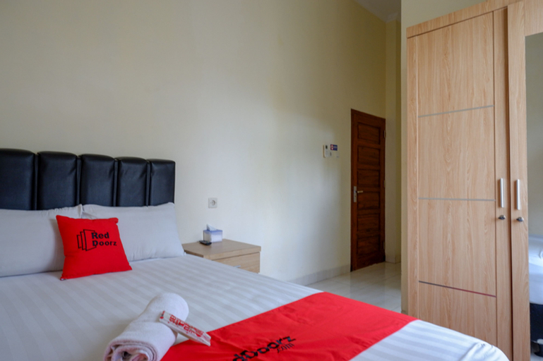 Bedroom 3, RedDoorz Syariah near Purwosari Train Station, Solo