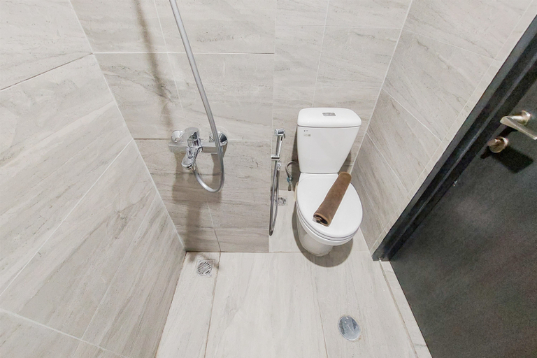 Bathroom 5, Good and Homey Studio at Collins Boulevard Apartment By Travelio, Tangerang