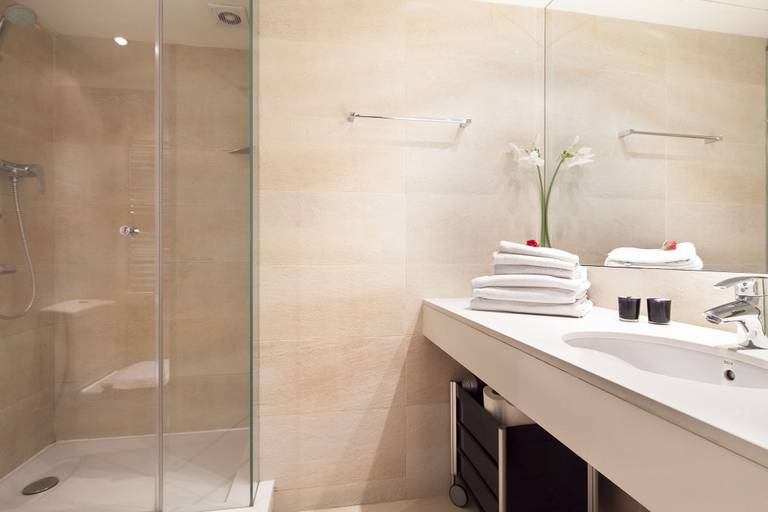 Bathroom 4, Inside Barcelona Apartments Mercat, Barcelona