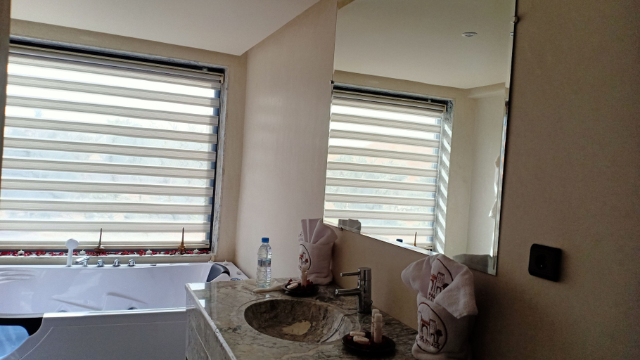 Bathroom 5, YAKOUT MERZOUGA LUXURY CAMP, Errachidia