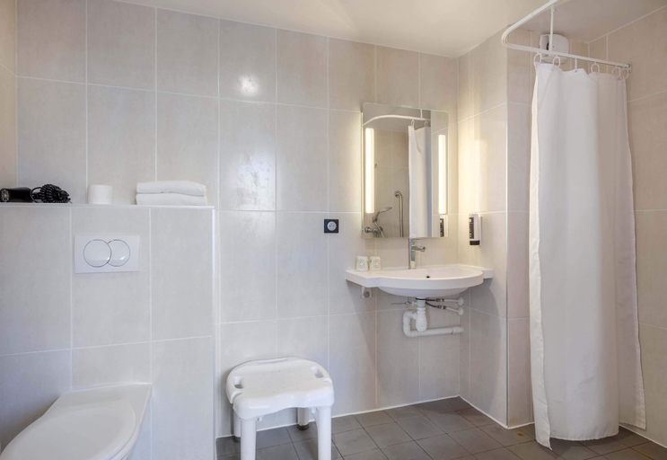 Bathroom 5, B&B HOTEL Nice Aéroport, Alpes-Maritimes