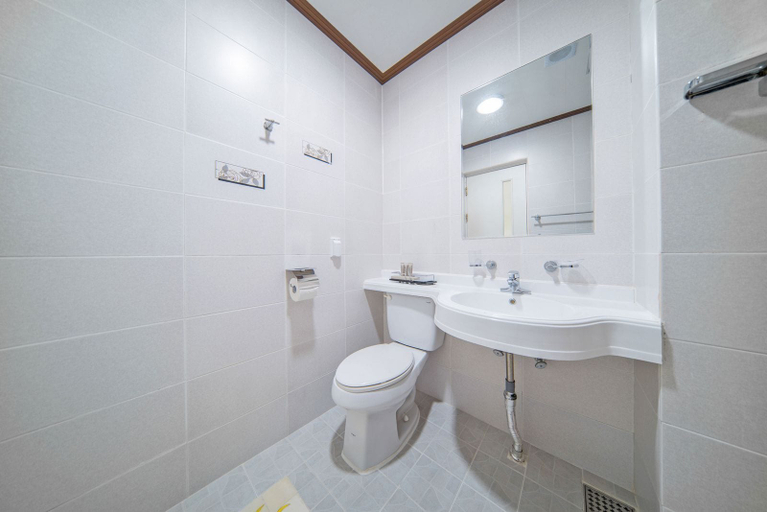 Bathroom 4, Zio Pinetree, Yangyang