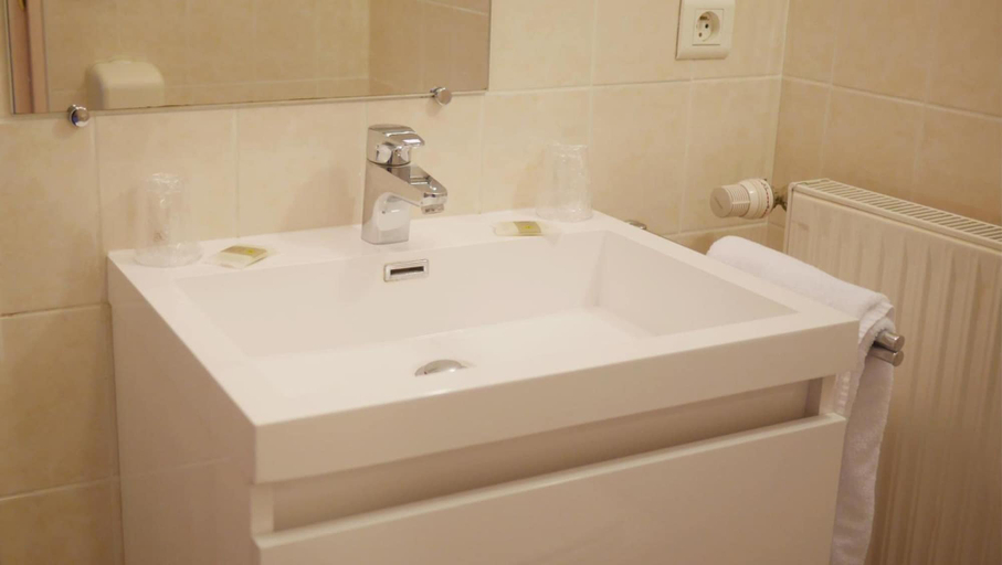 Bathroom 3, Saint-Louis, Sarthe