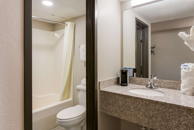 Bathroom 3, Rodeway Inn Branson, Brick House, Taney