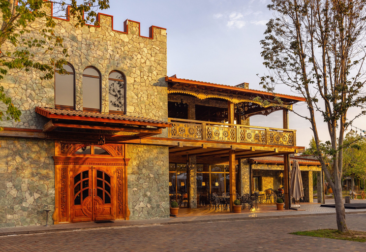 Exterior & Views
