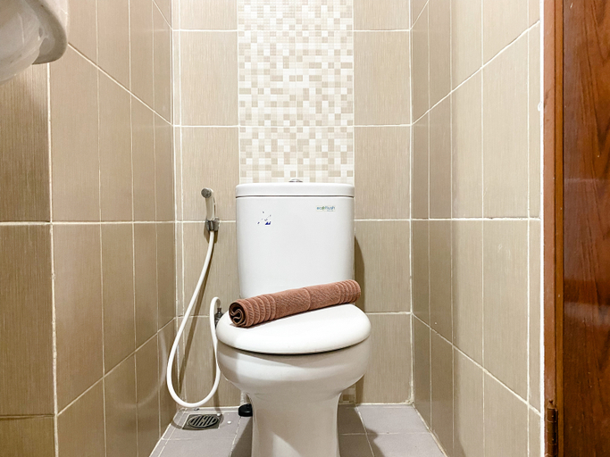 Bathroom 5, Restful and Tidy Studio at Enviro Apartment By Travelio, Cikarang