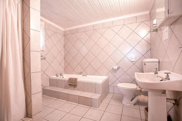 Bathroom, Trennerys Hotel, Amathole
