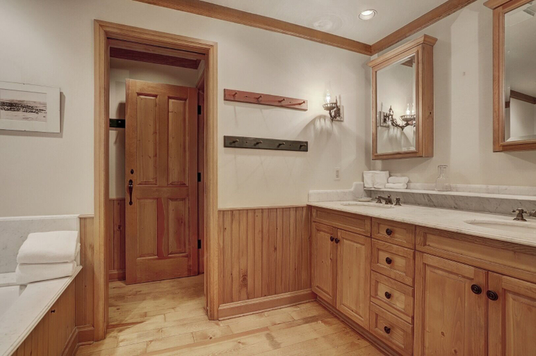 Bathroom 3, Saddleridge, Eagle