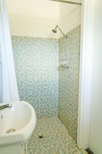 Bathroom 3, Meningie's Waterfront Motel, The Coorong