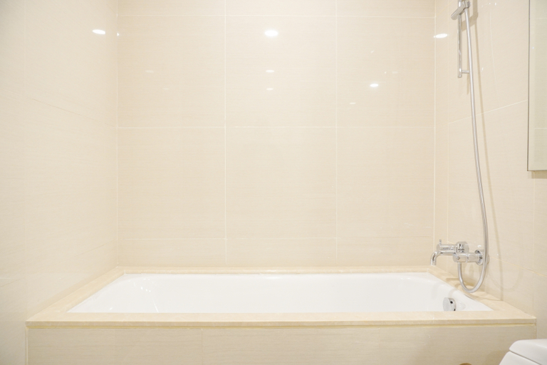 Bathroom, Best Spacious and Nice 3BR at 28th Floor Casa Grande Apartment By Travelio, Jakarta Selatan