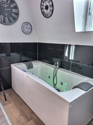 Bathroom 4, Les Suites Fénelon, Nord