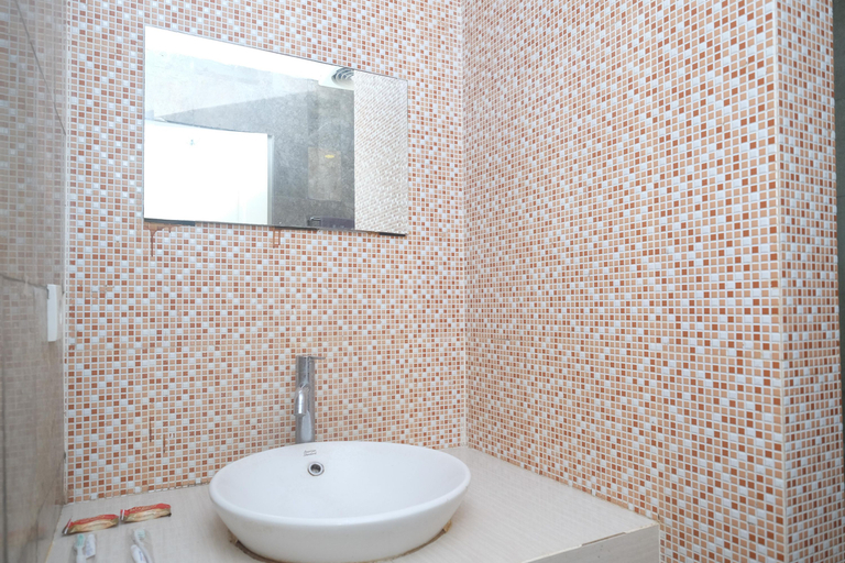 Bathroom 3, Sans Hotel Lynt Makassar, Makassar