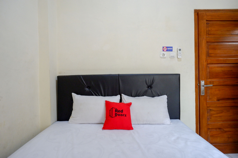 Bedroom 4, RedDoorz Syariah near Purwosari Train Station, Solo