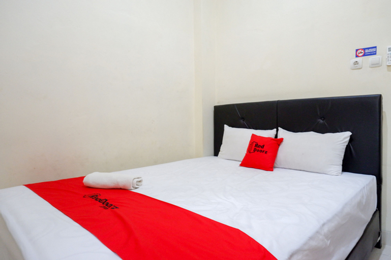 Bedroom 1, RedDoorz Syariah near Purwosari Train Station, Solo