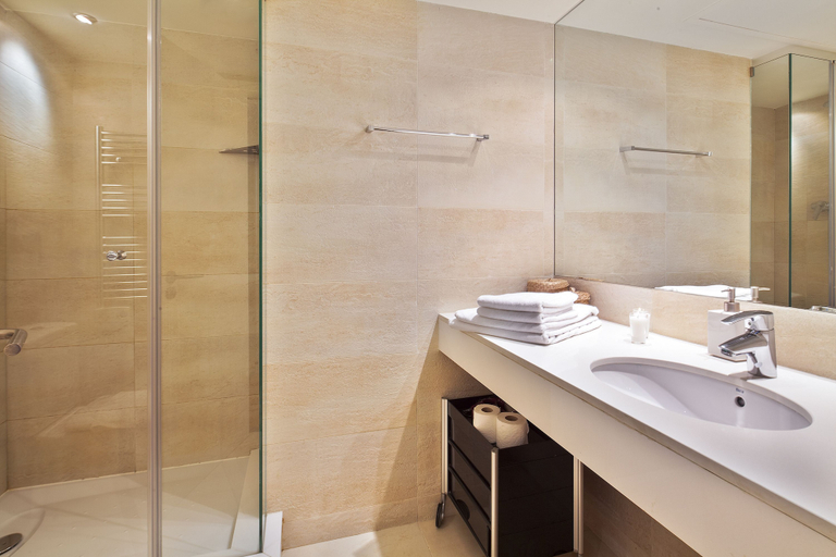 Bathroom 5, Inside Barcelona Apartments Mercat, Barcelona