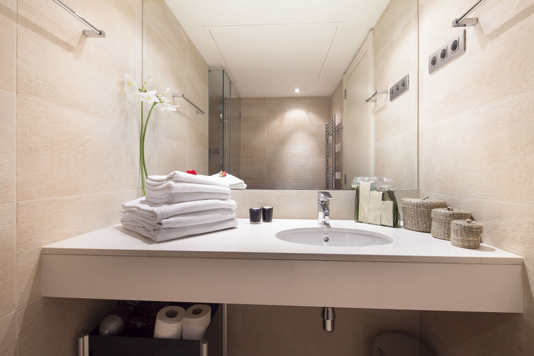 Bathroom 5, Inside Barcelona Apartments Mercat, Barcelona