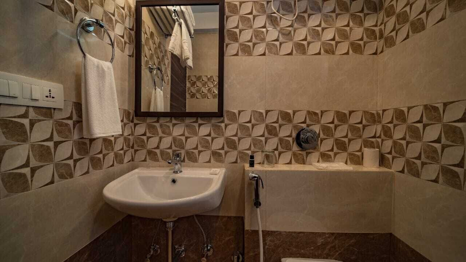 Bathroom 5, Crimson Park Residency & Spa, Udaipur
