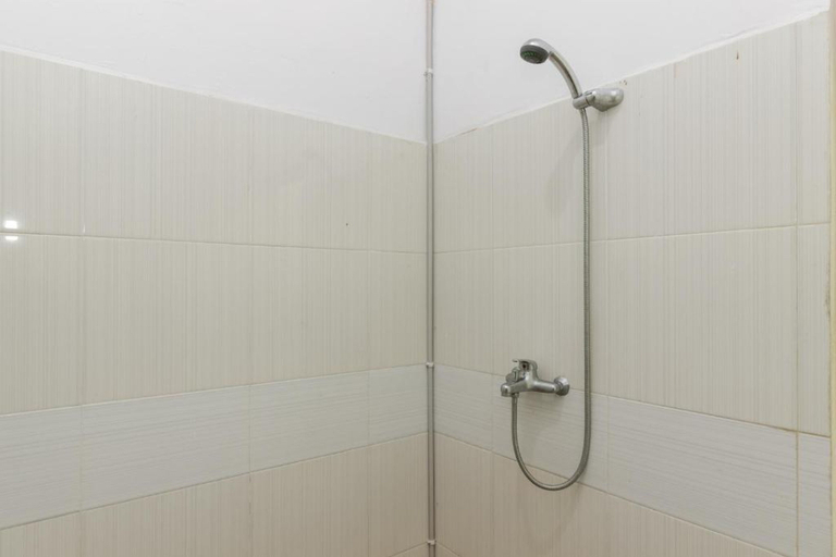 Bathroom 3, RedDoorz @ Pantai Panjang Bengkulu, Bengkulu
