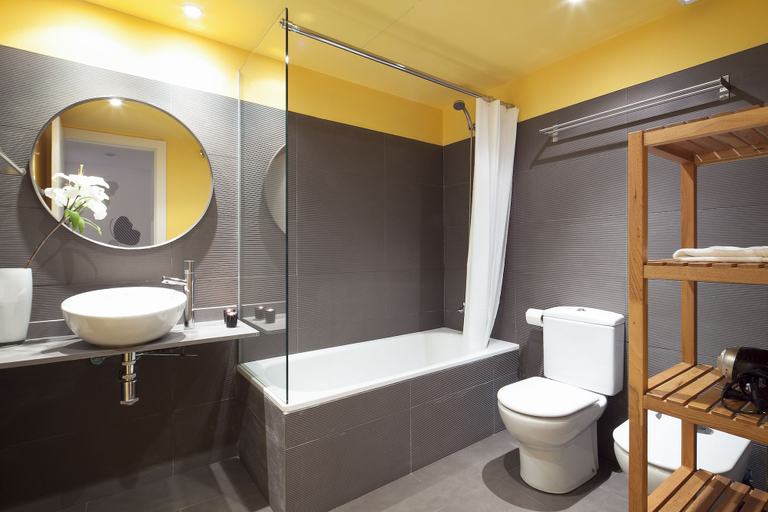 Bathroom 4, Inside Barcelona Apartments Sants, Barcelona
