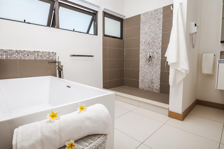 Bathroom, Latitude by Horizon Holidays, Black River