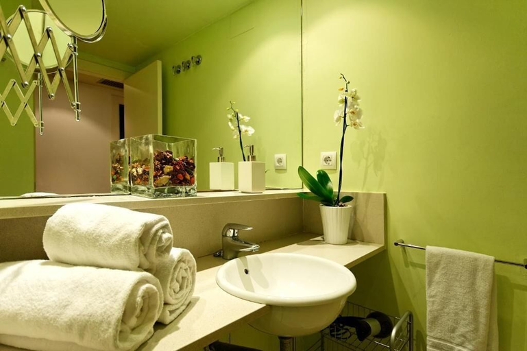Bathroom 4, Inside Barcelona Apartments Esparteria, Barcelona