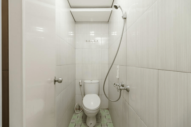 Bathroom 4, RedDoorz Syariah near Jembatan Siti Nurbaya Padang, Padang