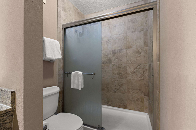 Bathroom 5, Quality Inn Wayne - Fairfield Area, Passaic