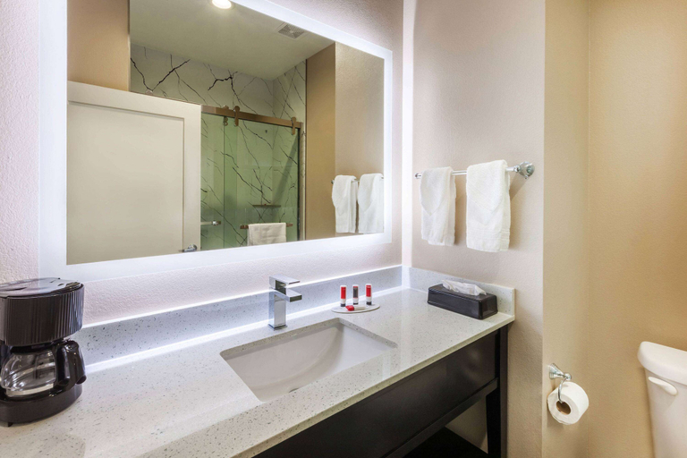 Bathroom 4, Super 8 by Wyndham Kingwood Houston North, Montgomery