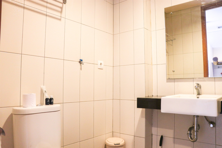 Bathroom 5, Spacious and Strategic Studio Apartment at Dago Suites By Travelio, Bandung