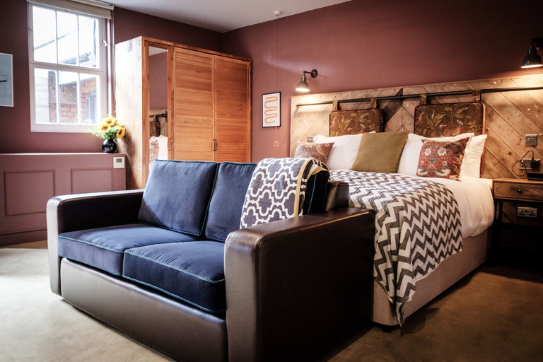 Bedroom 2, The Queen's Head, London