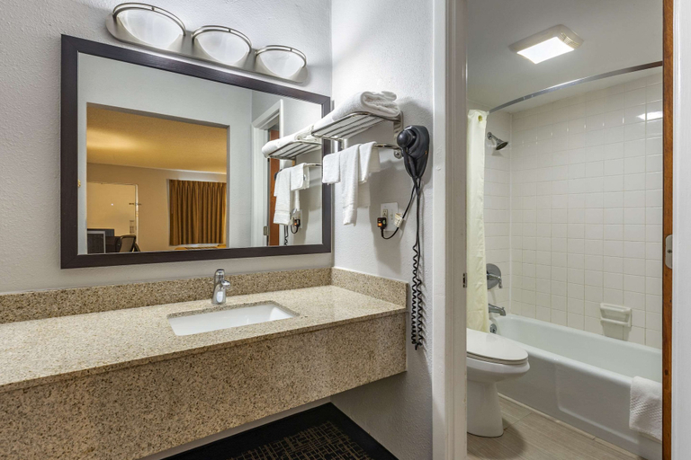 Bathroom 4, Rodeway Inn Union, Union