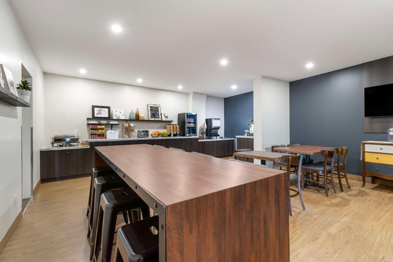 Food & Drinks 5, Villa Inn & Suites, SureStay Collection by Best Western, Cochrane