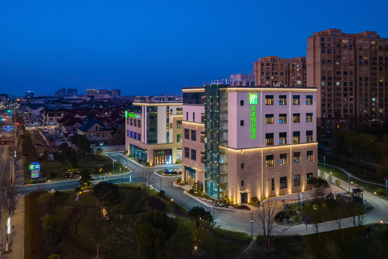 Exterior & Views