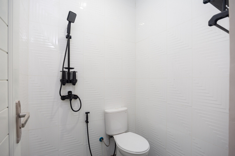 Bathroom 4, Urbanview Hotel Syariah Binwa Lampung by RedDoorz, Bandar Lampung