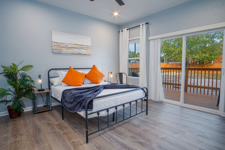Bedroom 3, Downtown Dream Home Spacious 4br/2ba Sleeps 12!, Bexar