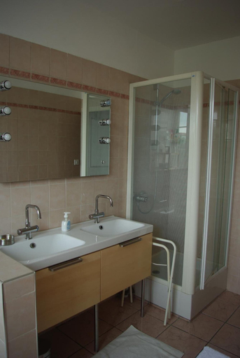 Bathroom 5, Le Clos des Tanneurs, Rhône