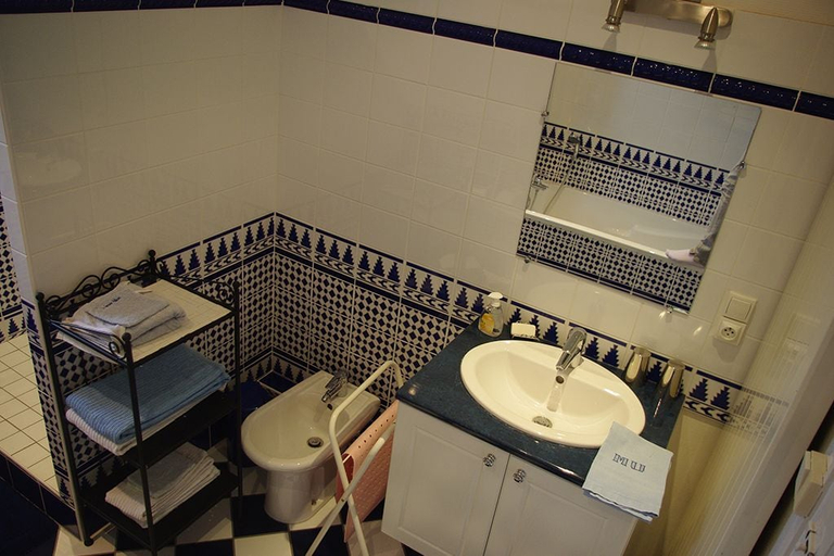 Bathroom 5, Le Clos des Tanneurs, Rhône