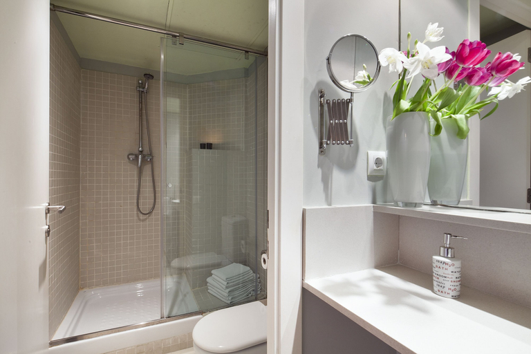 Bathroom 4, Inside Barcelona Apartments Esparteria, Barcelona
