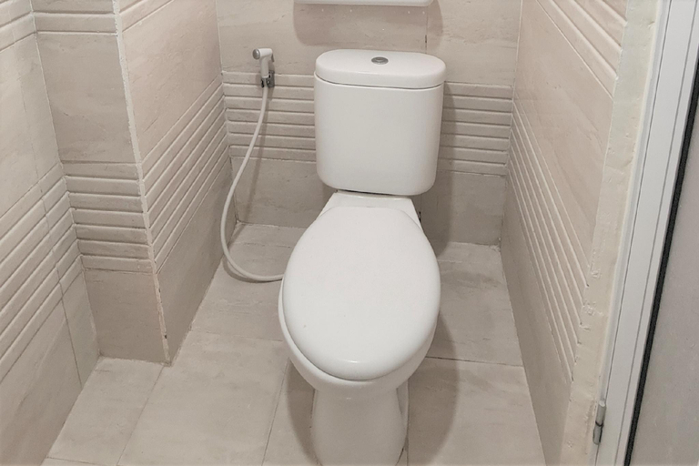 Bathroom 4, Apartemen Gateway Cicadas By Zulroom, Bandung