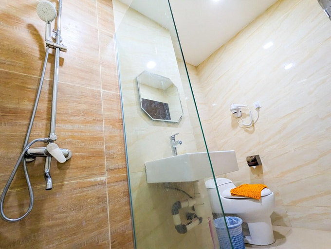 Bathroom 2, Lovina 20-12A at Formosa Residence, Batam